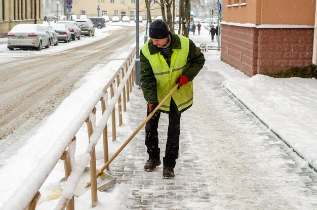 Grodno Bielorussia 11 gennaio 2019 tempesta di neve in città Strade e marciapiedi ricoperti di neve La pala del lavoratore cancella la neve Il cattivo tempo invernale Pulizia delle strade dopo la tempesta di neve