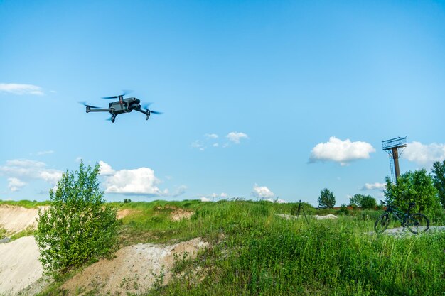 Grodno Bielorussia 11 giugno 2022 Un drone DJI MAVIC 3 esplora una vecchia cava abbandonata Fotografia aerea di un impianto industriale Un ingegnere usa un quadricottero per cercare minerali