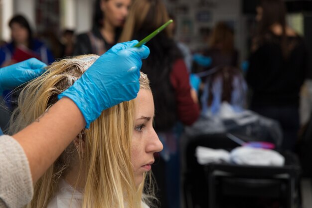 Grodno, Bielorussia - 20 ottobre 2016: I partecipanti al seminario tingono i capelli di una modella sul laboratorio pubblicitario del marchio Keune nel salone di bellezza Kolibri.