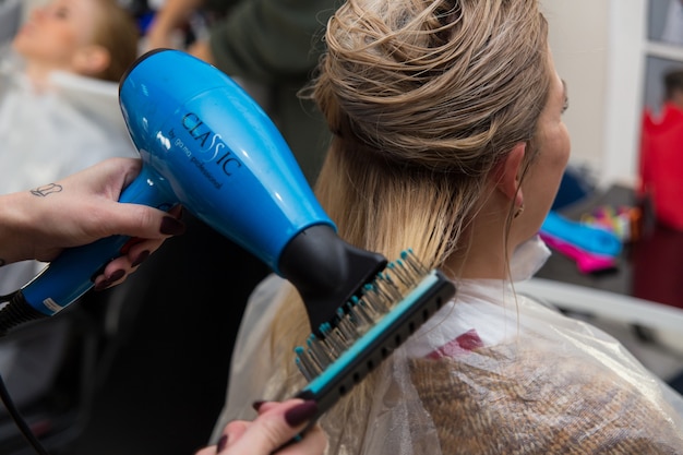 Grodno, Bielorussia - 20 ottobre 2016: I partecipanti al seminario tingono i capelli di una modella sul laboratorio pubblicitario del marchio Keune nel salone di bellezza Kolibri.