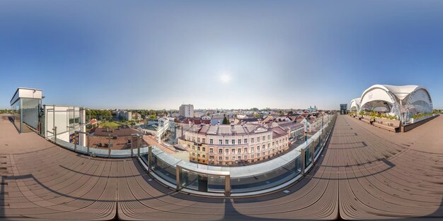 GRODNO BIELORUSSIA AGOSTO 2018 panorama hdri sferico completo senza soluzione di continuità vista angolare a 360 gradi nella caffetteria sotto il baldacchino sul tetto dell'edificio che si affaccia sulla città vecchia in proiezione equirettangolare contenuto vr ar