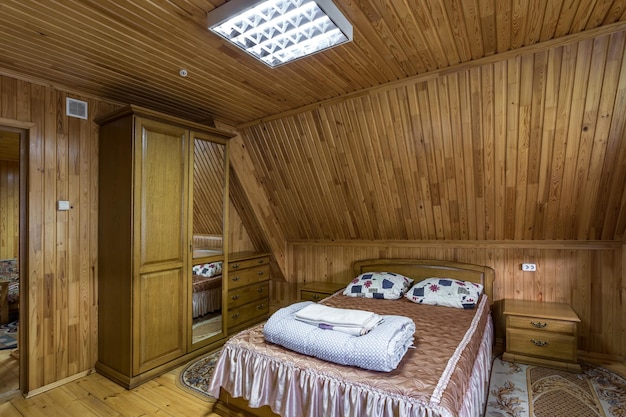 GRODNO BIELORUSSIA AGOSTO 2019 soggiorno camera da letto in mansarda di casa ecologica per vacanze in legno