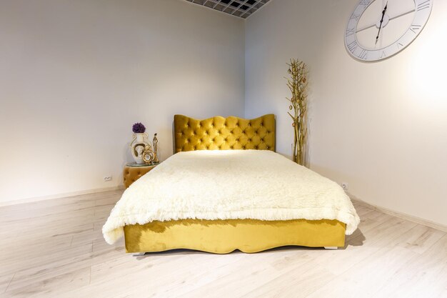 GRODNO BIELORUSSIA DICEMBRE 2018 letto giallo in stile chester per interni loft d'élite in un costoso showroom di mobili