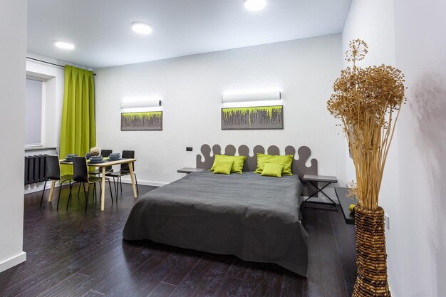 GRODNO BIELORUSSIA Gennaio 2019 Interno della moderna camera da letto in monolocale loft in stile color lime e blak di appartamenti costosi