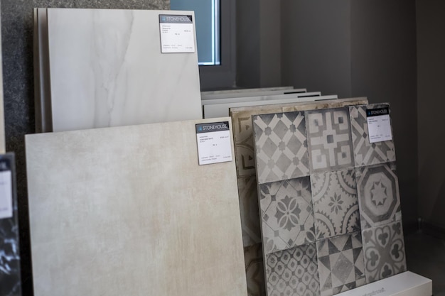 GRODNO BIELORUSSIA GIUGNO 2019 file di piastrelle in ceramica e pietra naturale all'interno del moderno negozio showroom interno