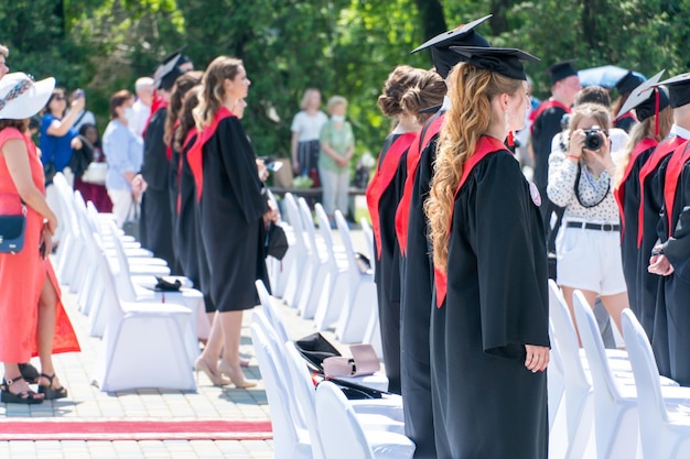 Grodno Bielorussia giugno 2021 Laurea degli studenti dell'Università di Medicina Studenti alla cerimonia di laurea Gioiosi laureati in vesti e berretti quadrati neri