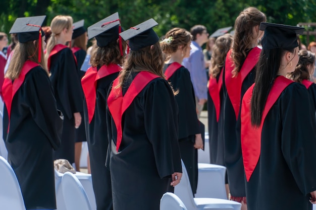 Grodno Bielorussia giugno 2021 Laurea degli studenti dell'Università di Medicina Studenti alla cerimonia di laurea Gioiosi laureati in vesti e berretti quadrati neri