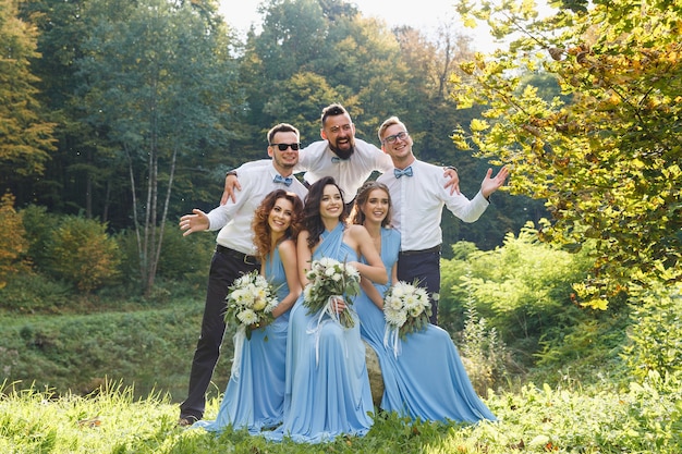 Groomsmen e damigelle si divertono durante la cerimonia nuziale