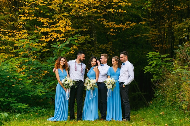 Groomsmen e damigelle si divertono durante la cerimonia nuziale