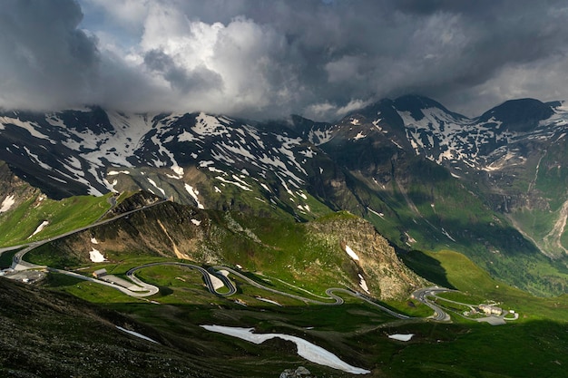 Grossglockner in Austria Montagne alpino Paesaggio drammatico e tortuosa strada in estate