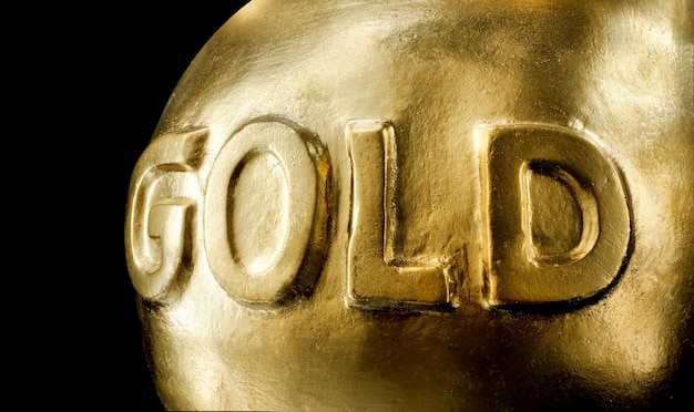 Grossi lingotti d'oro. Isolato su nero