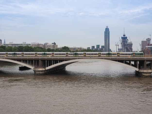 Grosvenor Bridge sul fiume Tamigi a Londra