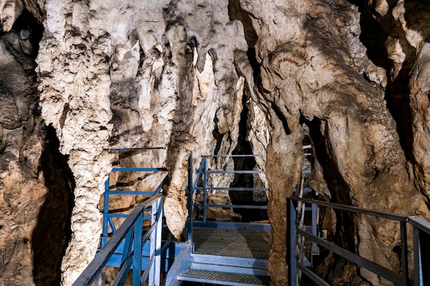 Grotta di calcare Stopic vicino a Sirogojno sul monte Zlatibor in Serbia