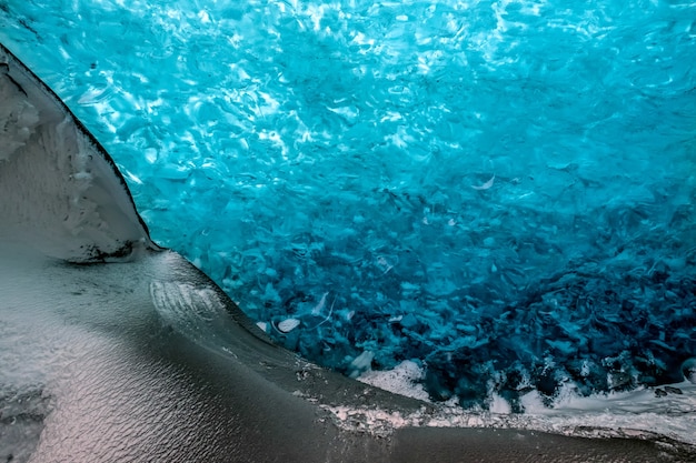 Grotta di ghiaccio di cristallo vicino a Jokulsarlon