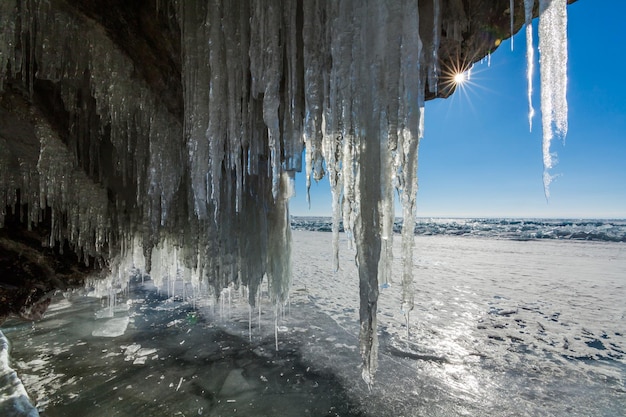 Grotta di ghiaccio sul Baikal invernale al tramonto