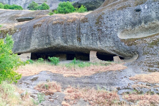 Grotta dimora di antichi eremiti vicino al villaggio di Kastraki Meteora Grecia