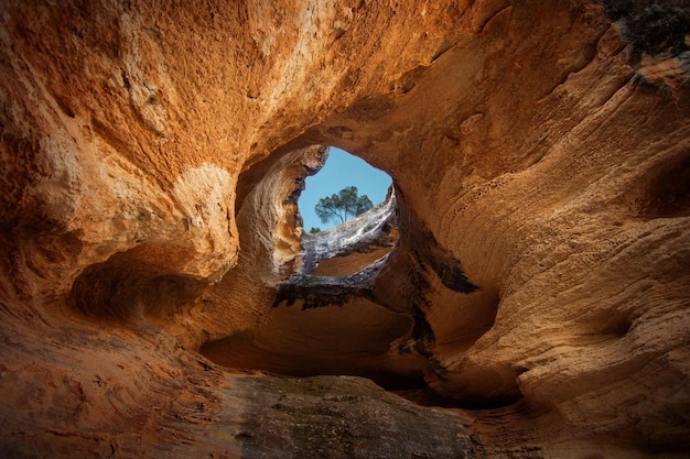 grotta in montagna