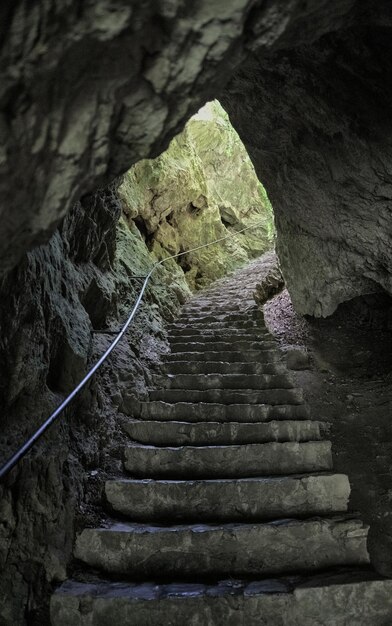 Grotta in una zona carsica nelle Ardenne belghe