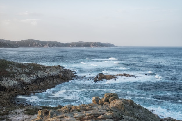 Grotta marina che incornicia una bellissima spiaggia all'alba