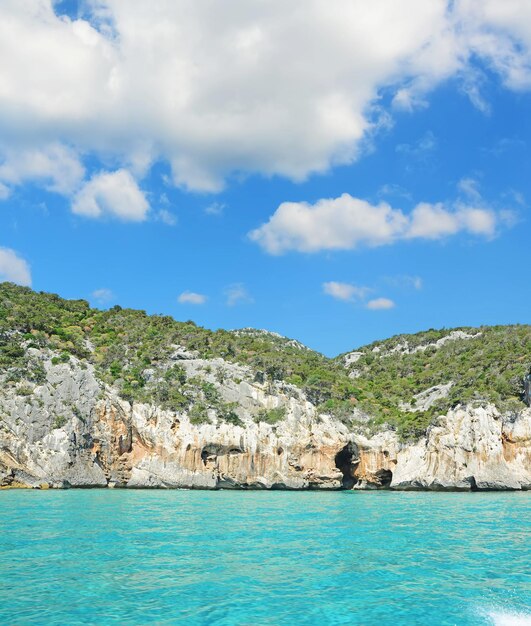 Grotta nel Golfo di Orosei in una giornata nuvolosa