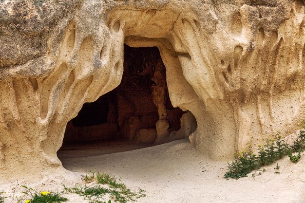 Grotta nelle montagne della Cappadocia.