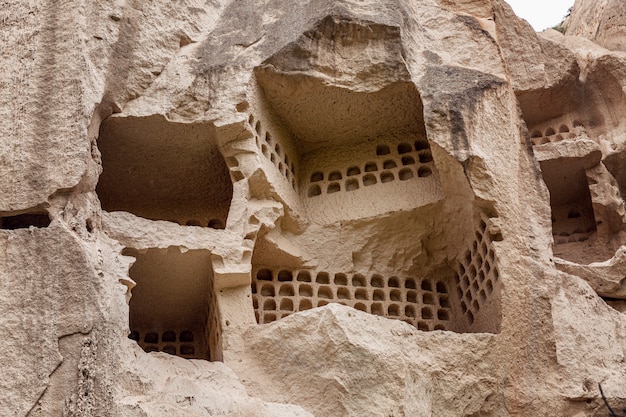 Grotta nelle rocce nella valle della Cappadocia. Avvicinamento. Turismo e viaggi.