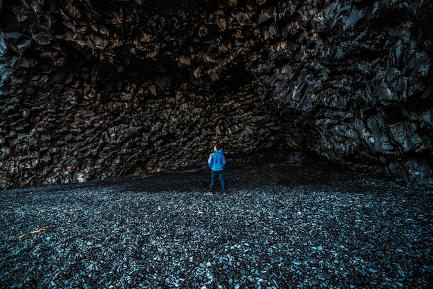 Grotta vulcanica sulla spiaggia di Reynisdrangar, Vik, Islanda