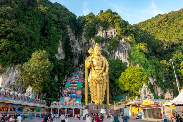 Grotte di Batu Selangor Malaysia 1 maggio 2019 Grotte di Batu con la statua di Lord Murugan e l'ingresso vicino a Kuala Lumpur Malaysia Scale arcobaleno colorate all'ingresso delle Grotte di Batu