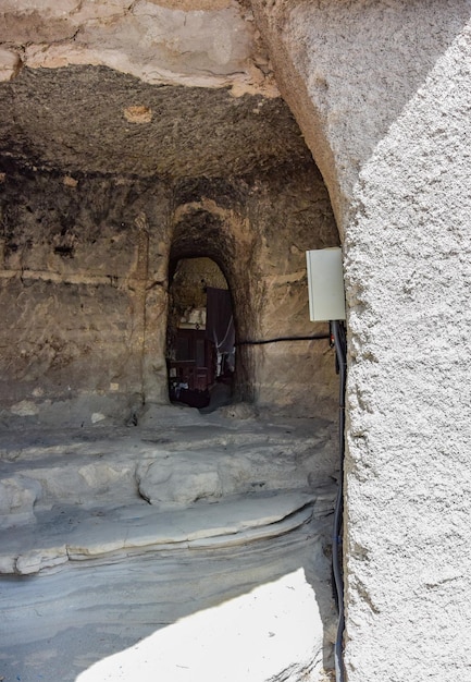 Grotte e appartamenti della città Vista della città rupestre del monastero rupestre di Vardzia in Georgia, aprile 2019