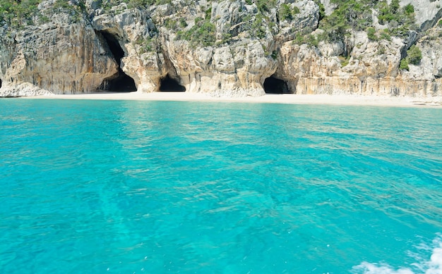 Grotte presso l'acqua del Golfo di Orosei