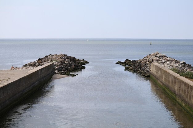 Groynes in mare contro un cielo limpido