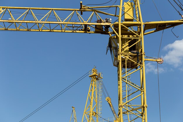 Gru a torre con sollevamento idraulico del braccio