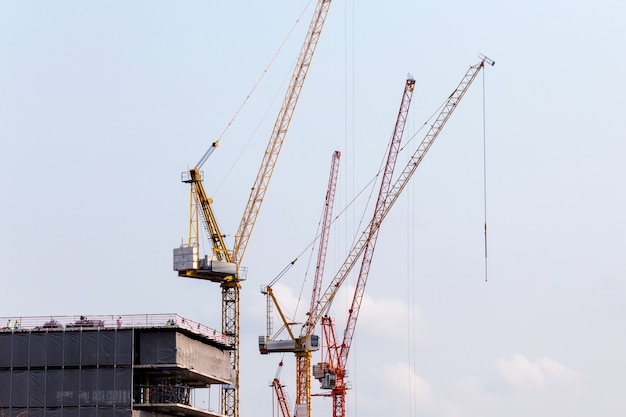 Gru a torre nel cantiere