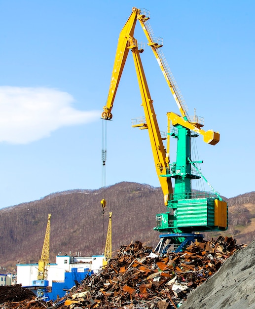 Gru al cantiere di demolizione nel porto di Kamchatka