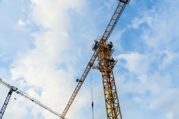 Gru da cantiere alta contro il cielo blu