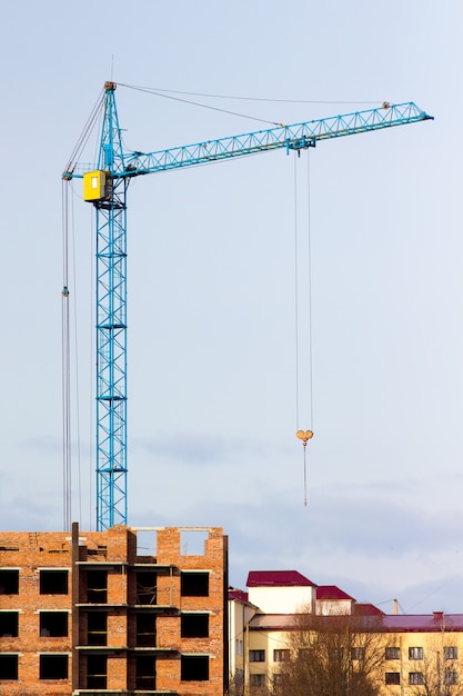 Gru da cantiere contro il cielo blu