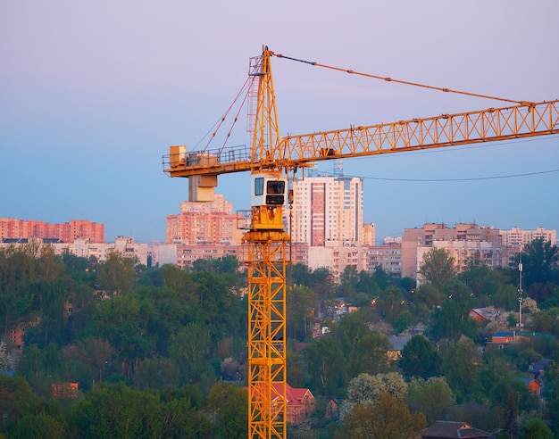 Gru da cantiere durante l'ora del tramonto sullo sfondo