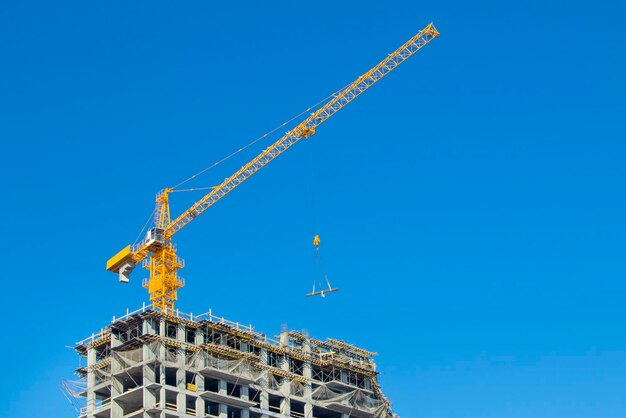 Gru da cantiere e una casa edile