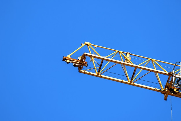 Gru da cantiere gialla in funzione, foto di sfondo del cielo blu