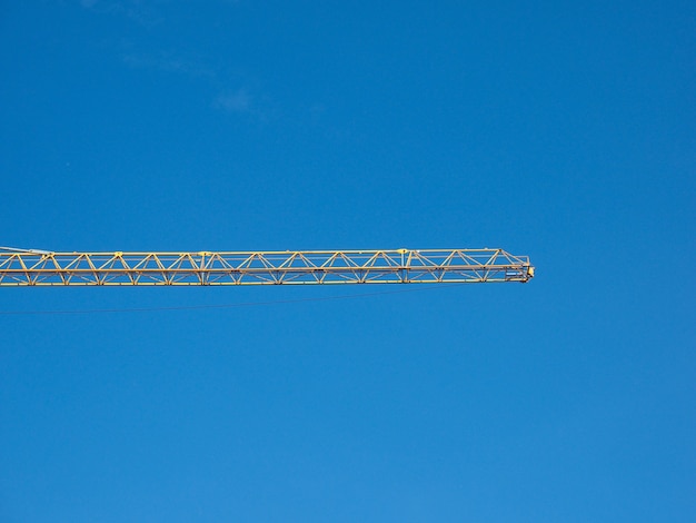 Gru da cantiere sopra il cielo con copia spazio