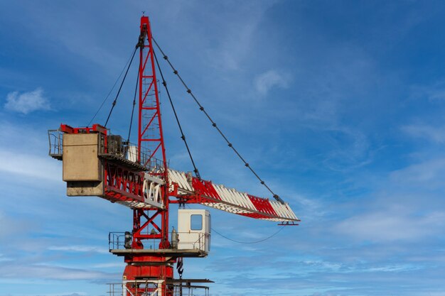 Gru da cantiere sul cielo blu