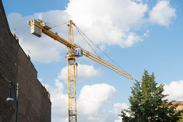 Gru da cantiere sul fondo del cielo nuvoloso del cantiere. Architettura e costruzione. Tecnologia e industria. Concetto di sviluppo. Gru. Gru a torre alta.