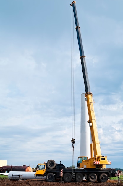 Gru del camion. Installazione di turbine eoliche