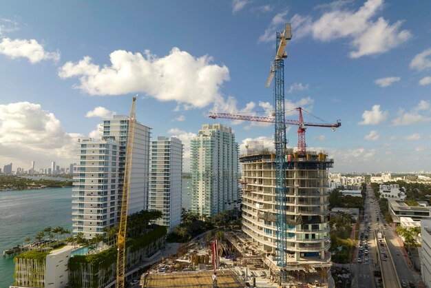 Gru di sollevamento a torre in un cantiere di costruzione di appartamenti residenziali di alto livello Sviluppo immobiliare nell'area urbana di Miami