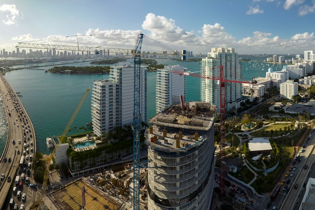 Gru di sollevamento a torre in un cantiere di costruzione di appartamenti residenziali di alto livello Sviluppo immobiliare nell'area urbana di Miami