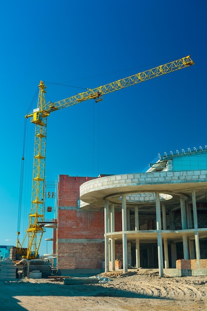 Gru in opera di costruzione di un edificio