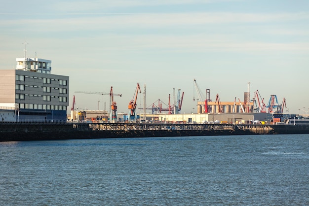 Gru nel porto marittimo di Portugalete, nel nord della Spagna. Panoramica industriale