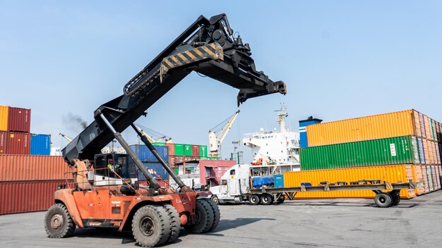 Gru parcheggiata di fronte a container internazionali in un porto marittimo