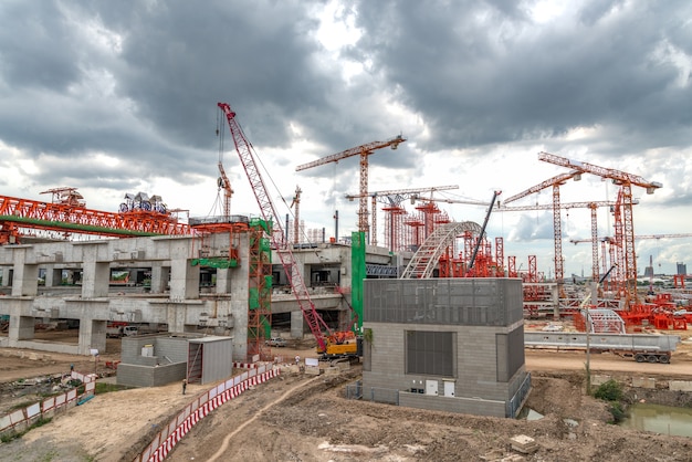 Gru sul cantiere, autostrada in Asia