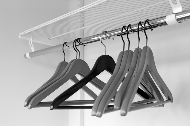 Grucce grigie per vestiti in primo piano vuoto dell'armadio